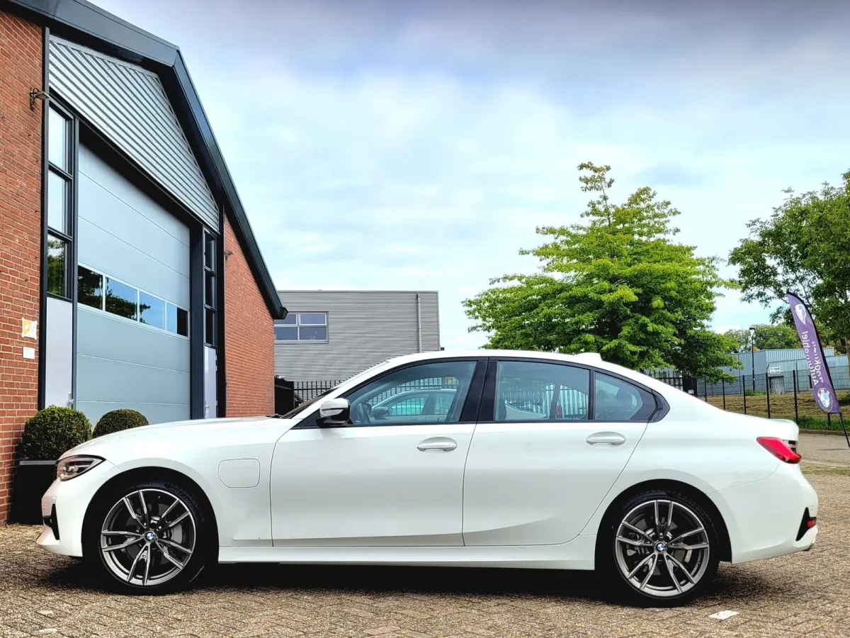 330e Sport Line 292PK, M-stuur, HIFI, 19" M-velgen breedset (1e eig. NL NAP)