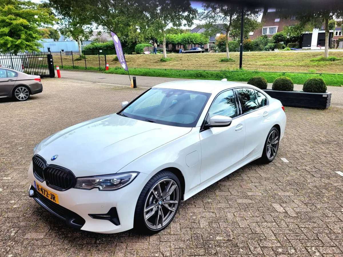 330e Sport Line 292PK, M-stuur, HIFI, 19" M-velgen breedset (1e eig. NL NAP)