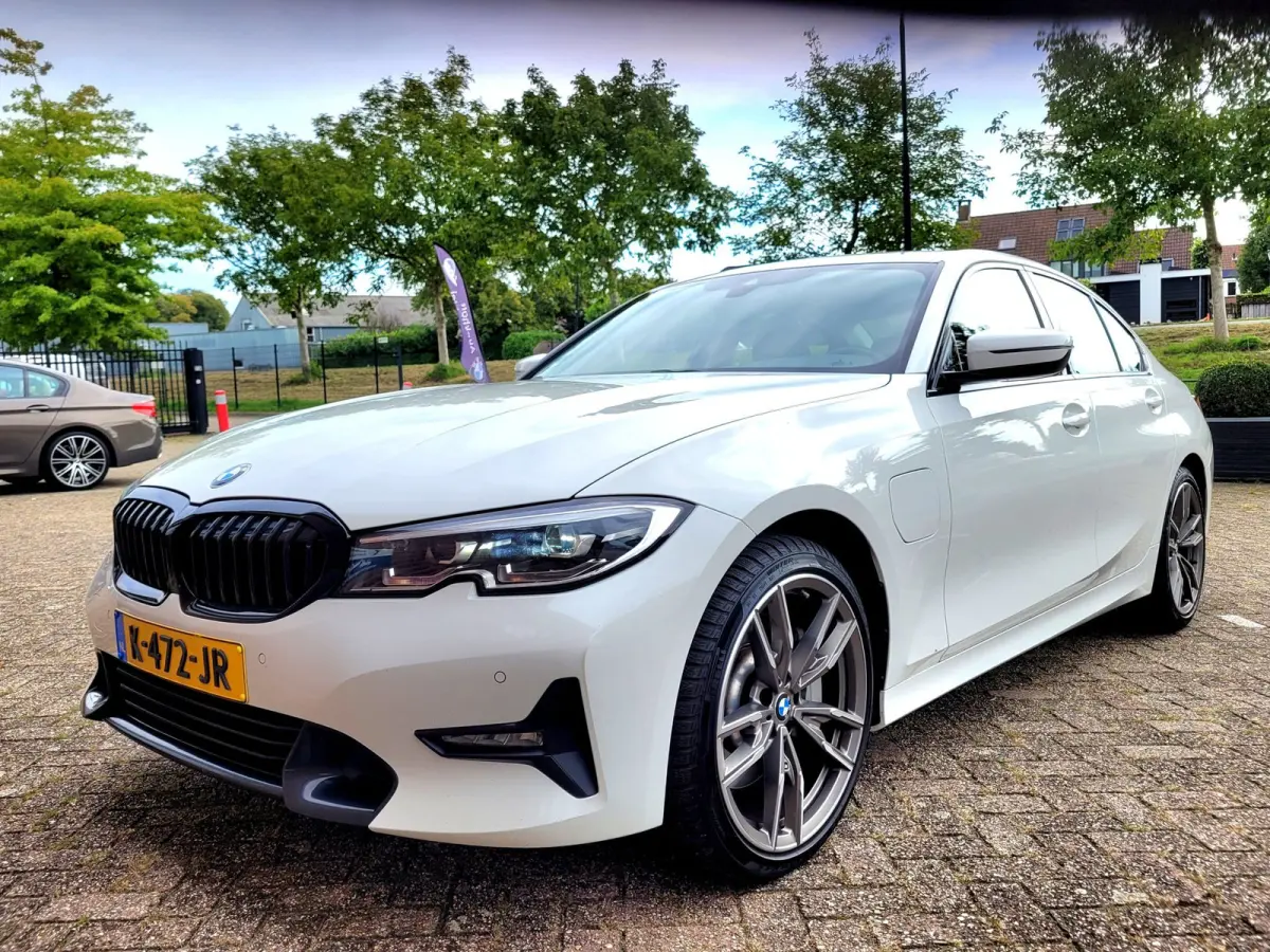 330e Sport Line 292PK, M-stuur, HIFI, 19" M-velgen breedset (1e eig. NL NAP)
