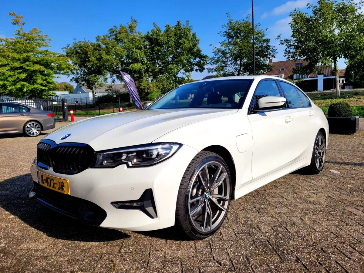 330e Sport Line 292PK, M-stuur, HIFI, 19" M-velgen breedset (1e eig. NL NAP)
