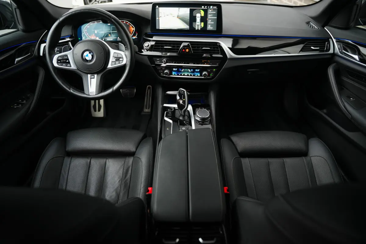 540i 334 pk High Executive M-Sportpakket / Led-Koplamp/ Adap.Cruise/ Sport-Stoelen/ Nappa-Leder/ Adap.Cruise/ Stoel.Verw/ Stuur.Verw/ Trekhaak/ 19'' LMV