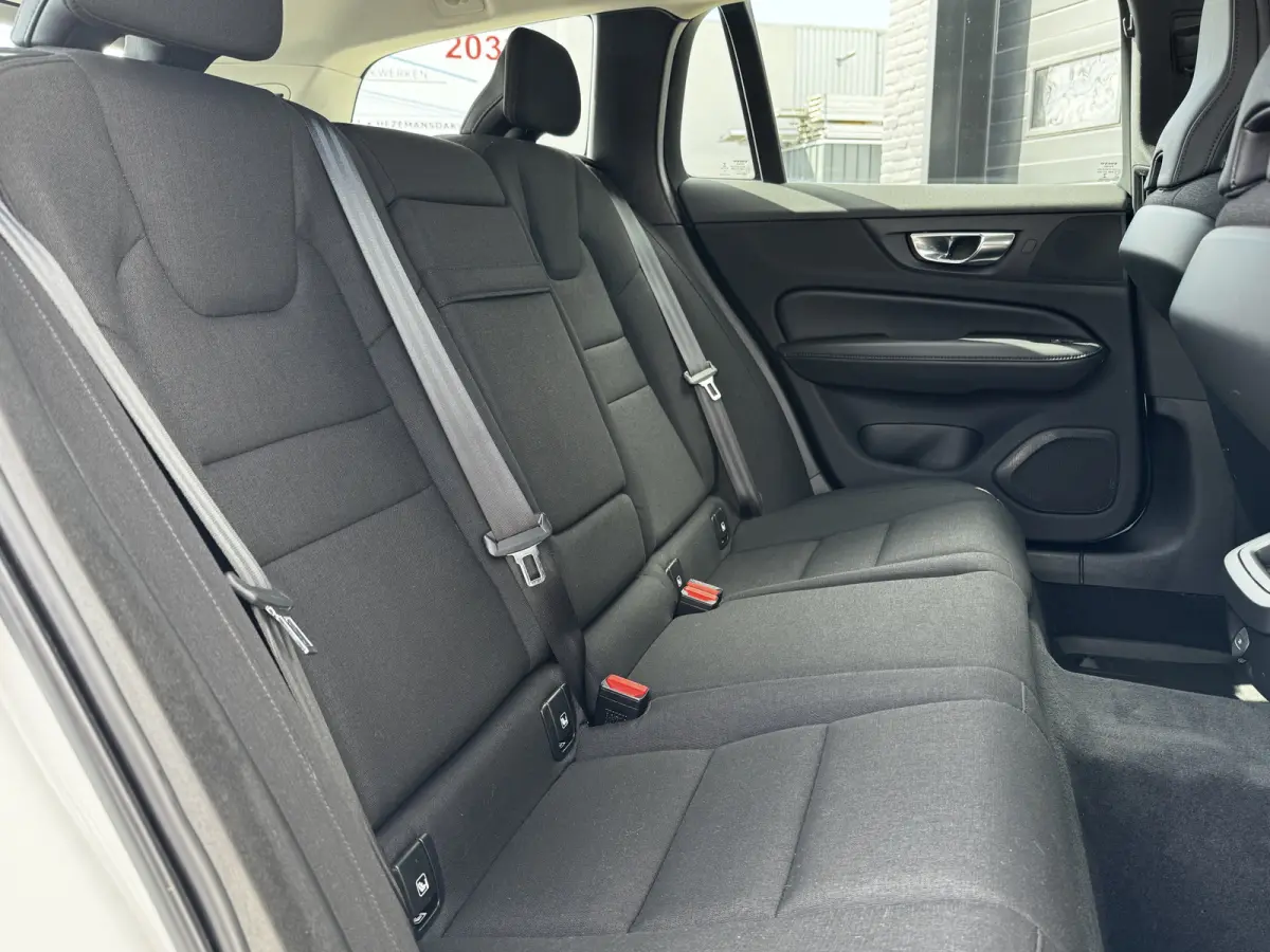 2.0 B3 163PK Momentum R-Design | Camera | Trekhaak | Stoel & Stuur verw. | €22.900,- incl. BTW