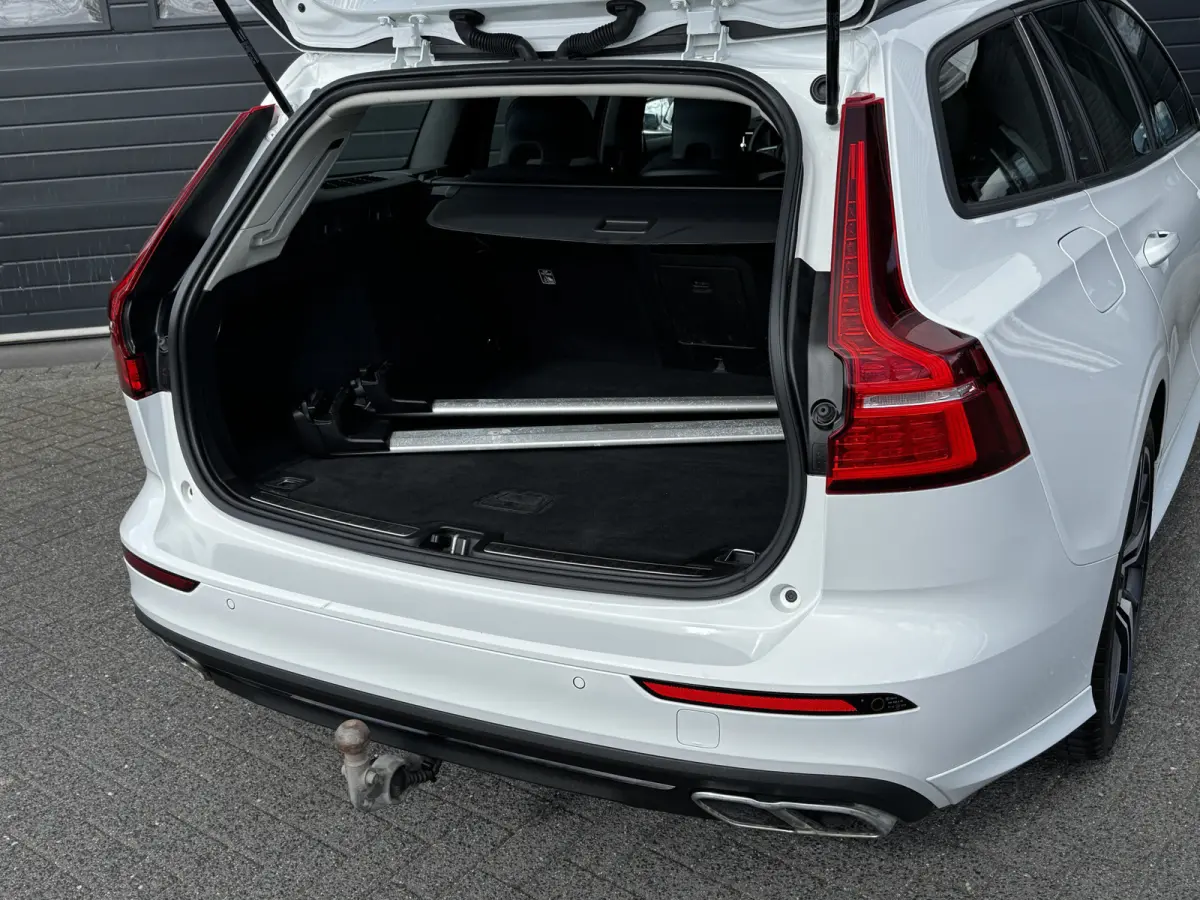 2.0 B3 163PK Momentum R-Design | Camera | Trekhaak | Stoel & Stuur verw. | €22.900,- incl. BTW