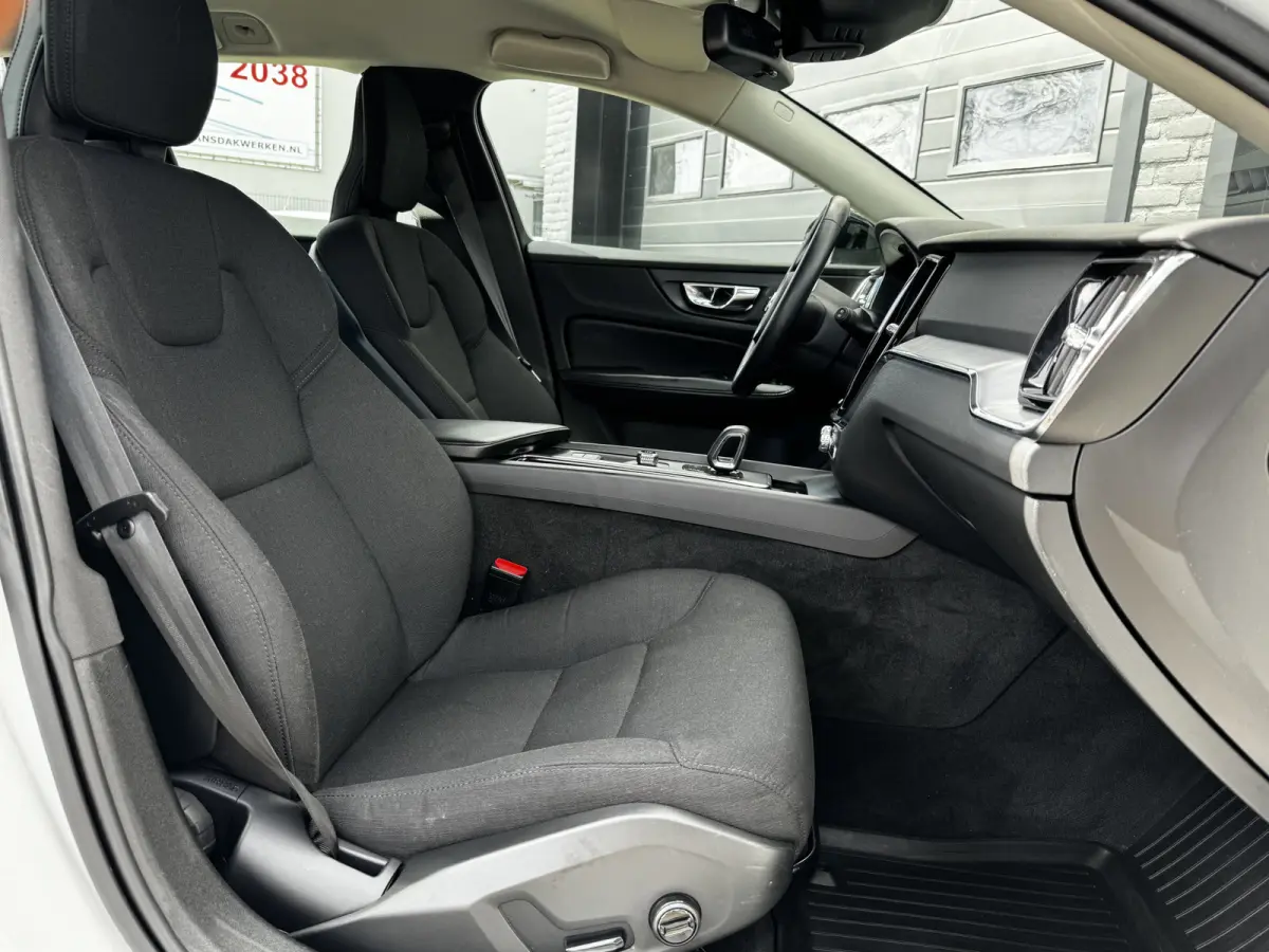 2.0 B3 163PK Momentum R-Design | Camera | Trekhaak | Stoel & Stuur verw. | €22.900,- incl. BTW