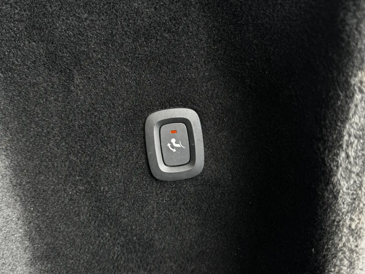 2.0 B3 163PK Momentum R-Design | Camera | Trekhaak | Stoel & Stuur verw. | €22.900,- incl. BTW