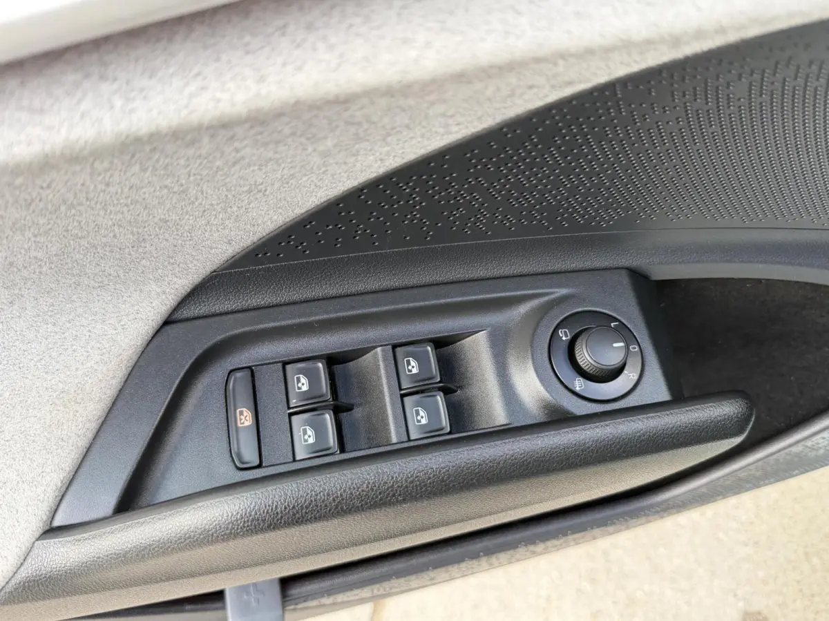 80 Leer/alcantara SoH 96,23% | Warmtepomp | LED koplampen | Sfeerverlichting | Parkeersensoren voor en achter | Navigatiesysteem | Apple CarPlay/Android Auto Full-Link | Cruise & Climate con
