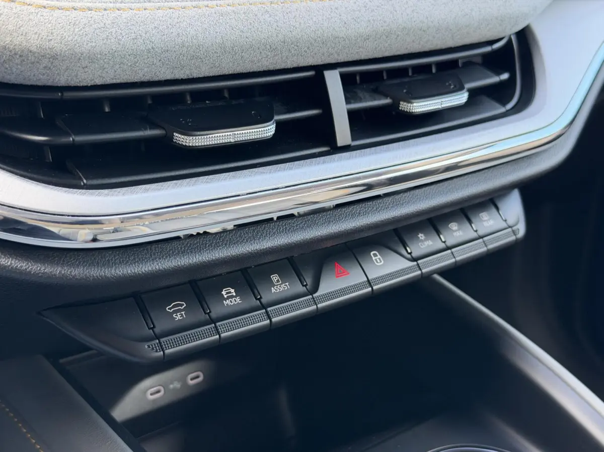 80 Leer/alcantara SoH 96,23% | Warmtepomp | LED koplampen | Sfeerverlichting | Parkeersensoren voor en achter | Navigatiesysteem | Apple CarPlay/Android Auto Full-Link | Cruise & Climate con