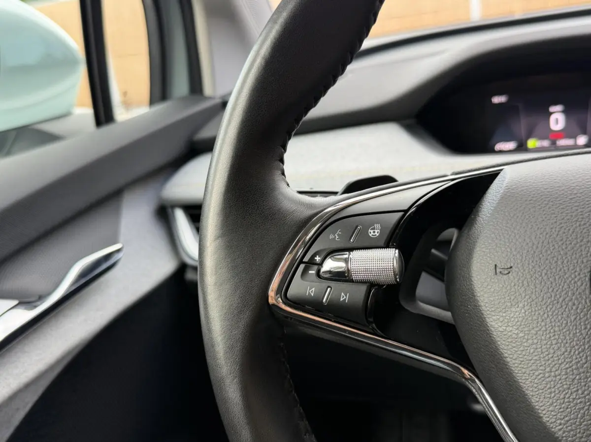 80 Leer/alcantara SoH 96,23% | Warmtepomp | LED koplampen | Sfeerverlichting | Parkeersensoren voor en achter | Navigatiesysteem | Apple CarPlay/Android Auto Full-Link | Cruise & Climate con
