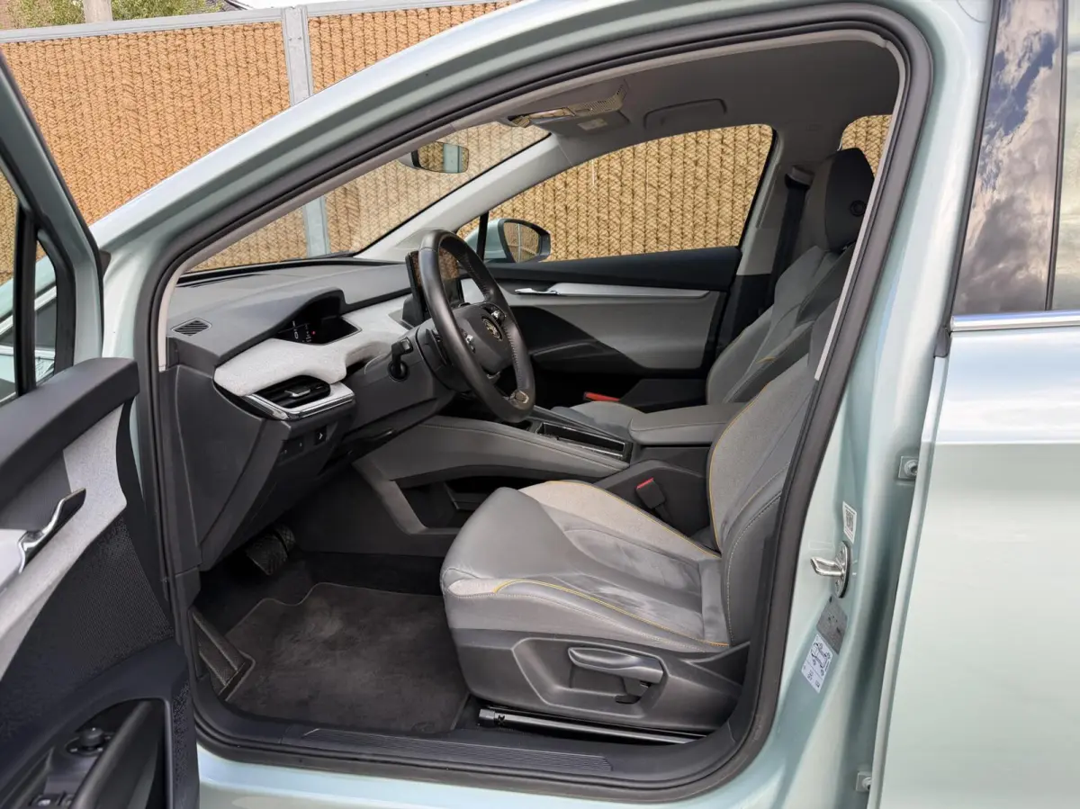 80 Leer/alcantara SoH 96,23% | Warmtepomp | LED koplampen | Sfeerverlichting | Parkeersensoren voor en achter | Navigatiesysteem | Apple CarPlay/Android Auto Full-Link | Cruise & Climate con