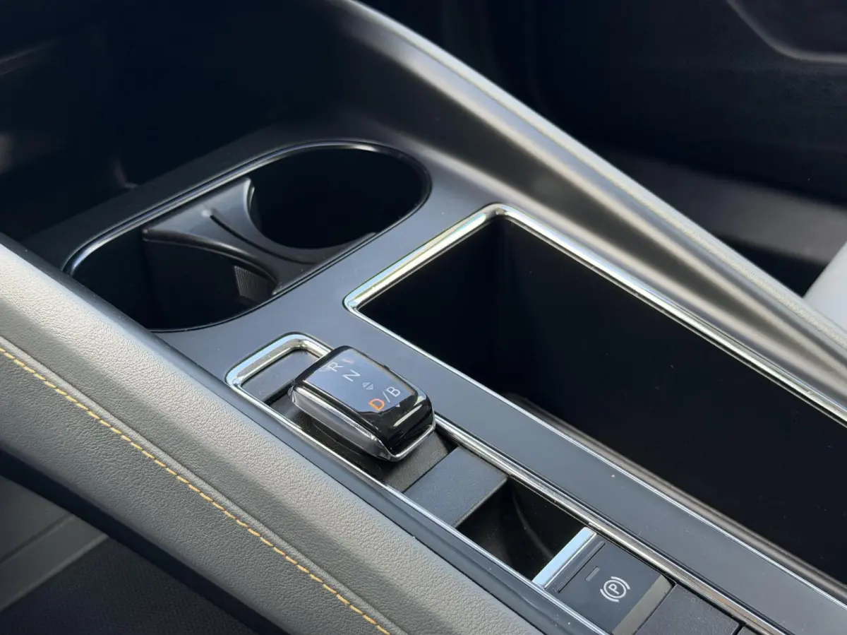 80 Leer/alcantara SoH 96,23% | Warmtepomp | LED koplampen | Sfeerverlichting | Parkeersensoren voor en achter | Navigatiesysteem | Apple CarPlay/Android Auto Full-Link | Cruise & Climate con