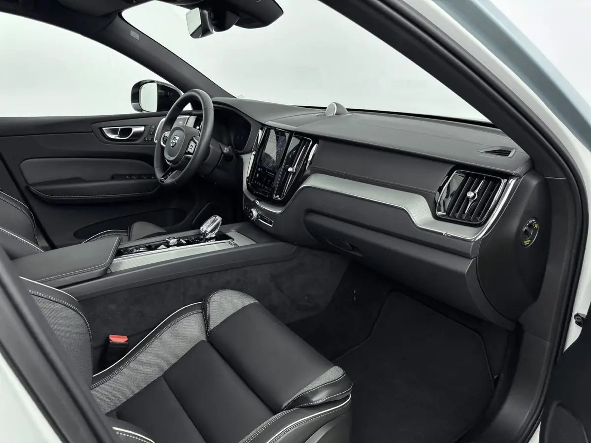 POLESTAR Engineered T8 hybrid Long Range | SoH 100% | Bowers & Wilkins | Panoramadak | PDC V+A en 360 camera | Stoel + Stuurverwarming | Keyless | BLIS | Alarm |