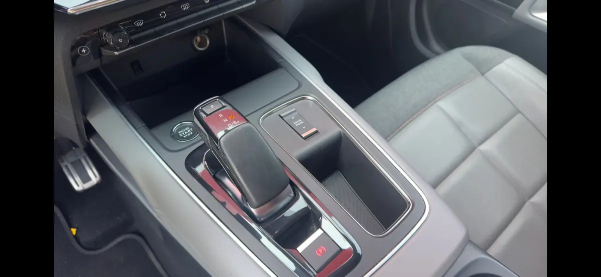 1.6 Plug-in Hybrid 225 Business Plus | Apple Carplay / Android Auto | Cruise Control | Adaptieve Lane Assist | Climate Control | Parkeersensoren Voor en Achter | Navigatie | Keyless Entry | 