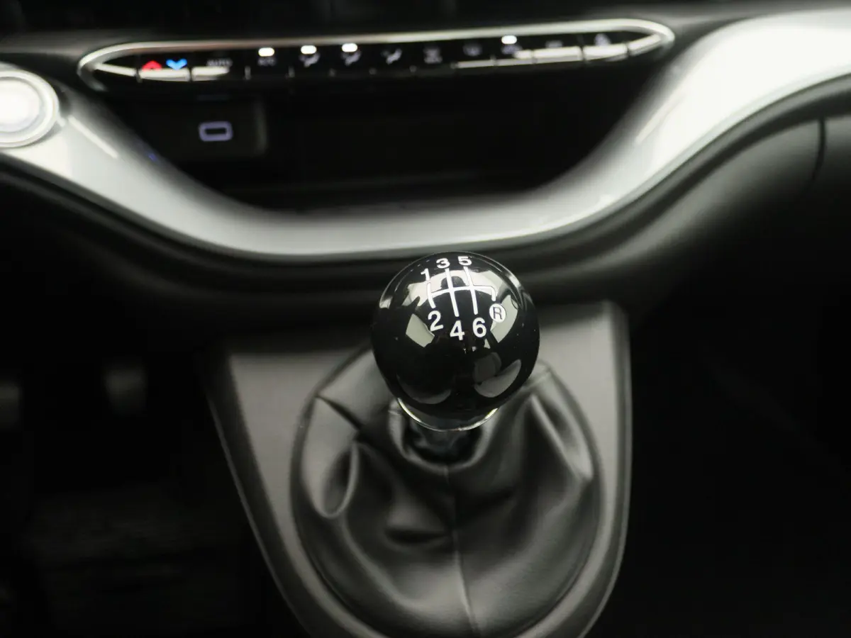 1.0 Hybrid Torino Launch Edition | Voorraadkorting | 16'' LM. Velgen | Parkeersensoren Achter | Draadloos Carplay & Android Auto |