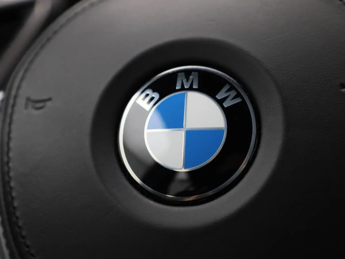 120i Business Edition | M-Sport 50 Jahre | Automaat | Apple Carplay / Android Auto | Navigatie | Stoel/Stuur verwarming | M-Aerodynamica | Half leder | Virtual cockpit | Cruise Control | Par