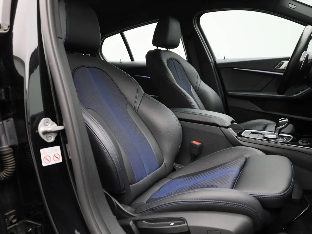 120i Business Edition | M-Sport 50 Jahre | Automaat | Apple Carplay / Android Auto | Navigatie | Stoel/Stuur verwarming | M-Aerodynamica | Half leder | Virtual cockpit | Cruise Control | Par