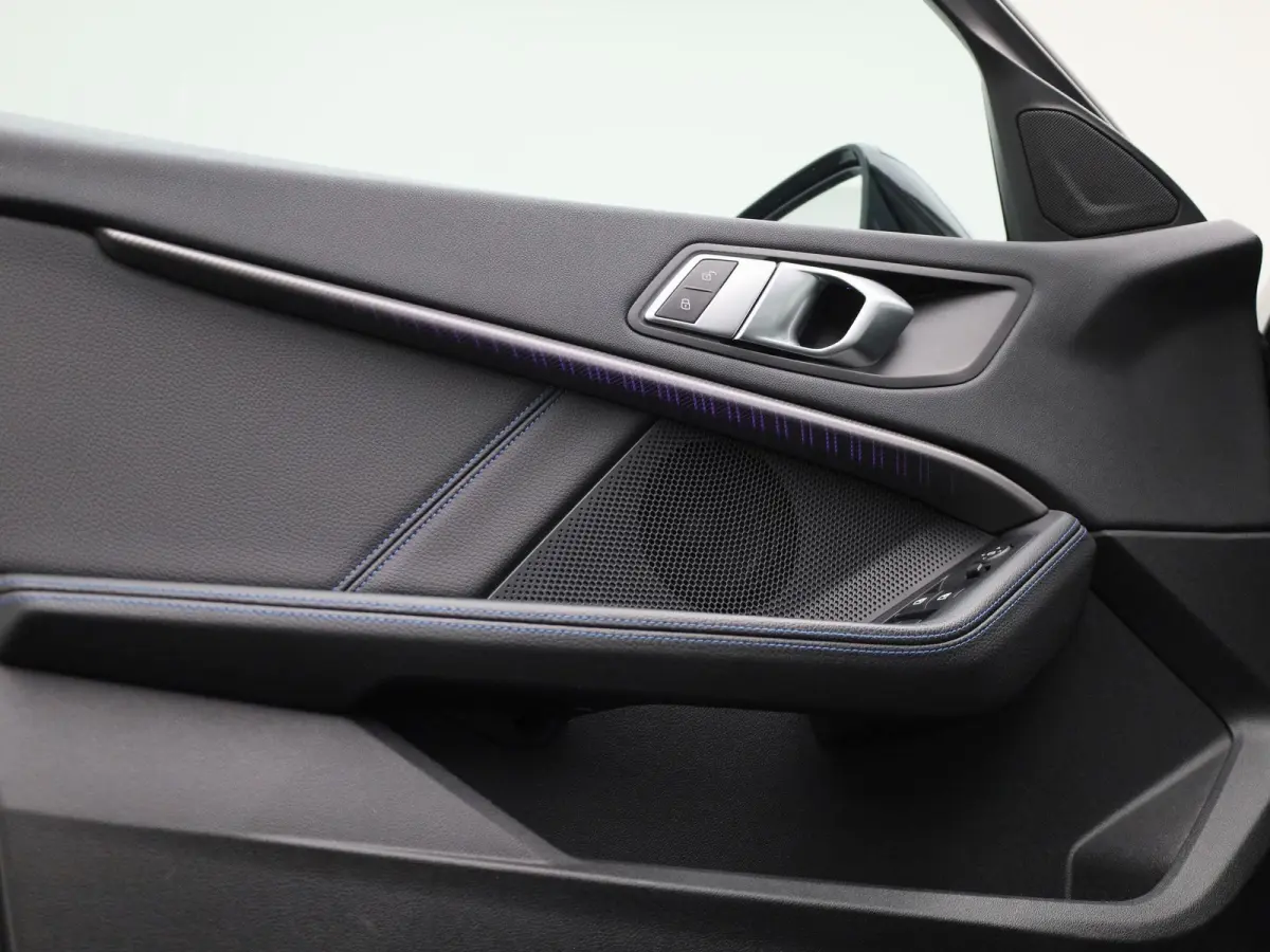 120i Business Edition | M-Sport 50 Jahre | Automaat | Apple Carplay / Android Auto | Navigatie | Stoel/Stuur verwarming | M-Aerodynamica | Half leder | Virtual cockpit | Cruise Control | Par