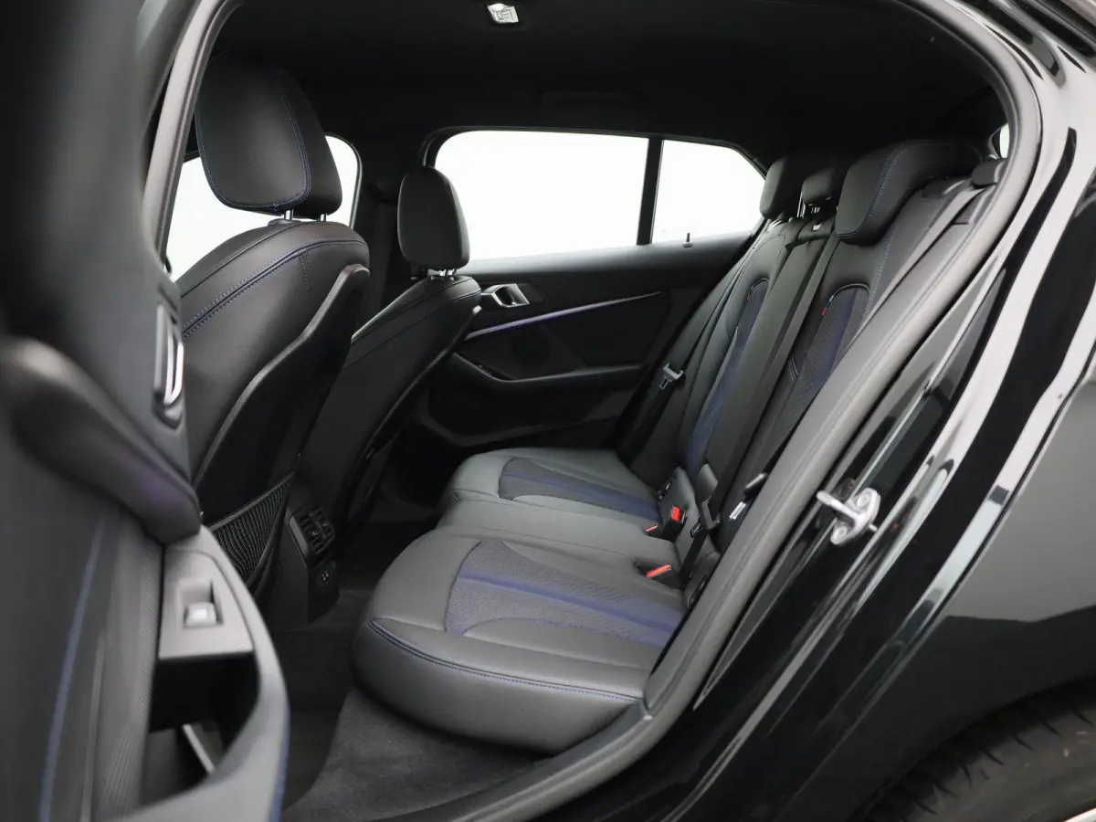 120i Business Edition | M-Sport 50 Jahre | Automaat | Apple Carplay / Android Auto | Navigatie | Stoel/Stuur verwarming | M-Aerodynamica | Half leder | Virtual cockpit | Cruise Control | Par