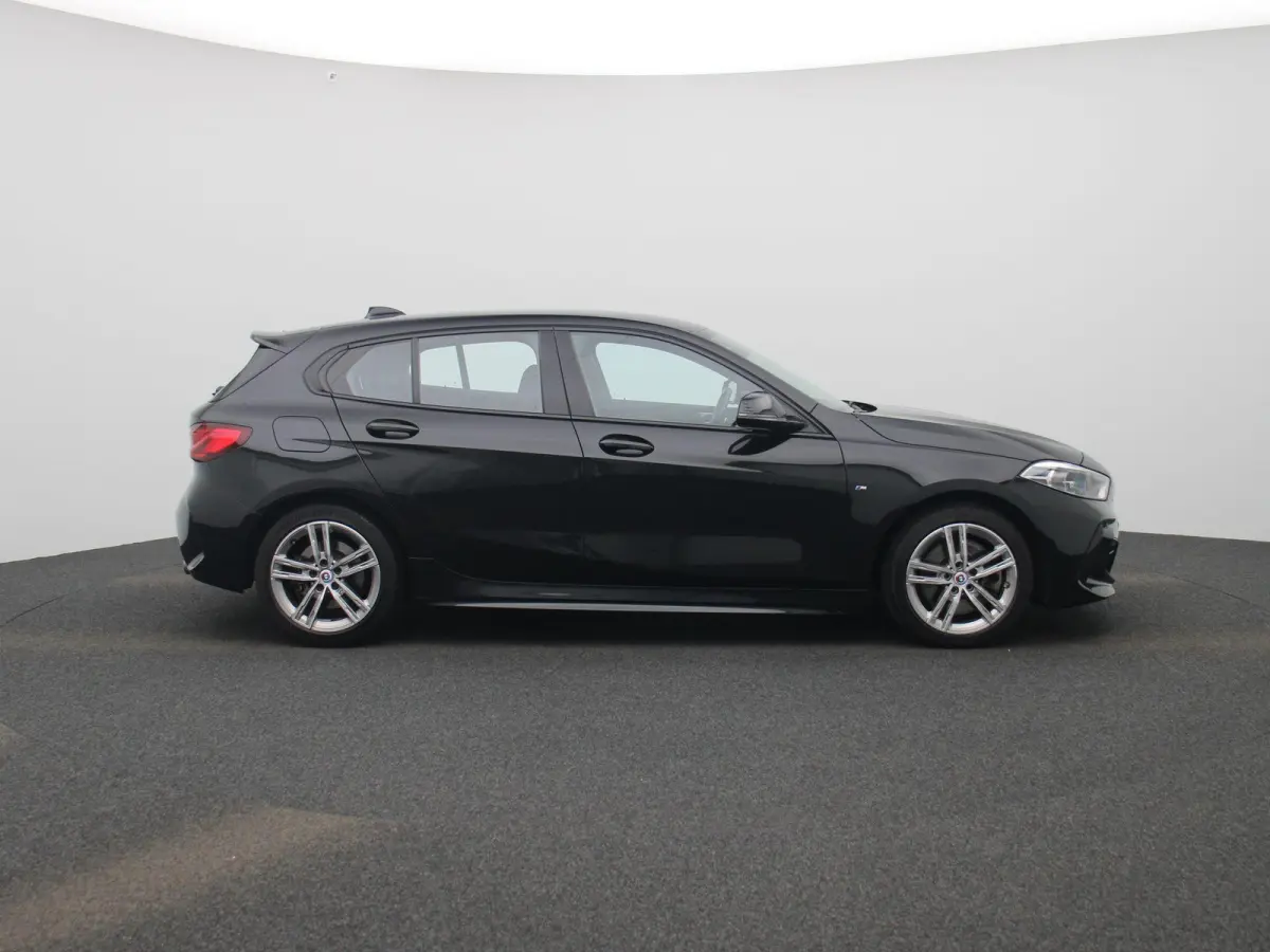 120i Business Edition | M-Sport 50 Jahre | Automaat | Apple Carplay / Android Auto | Navigatie | Stoel/Stuur verwarming | M-Aerodynamica | Half leder | Virtual cockpit | Cruise Control | Par