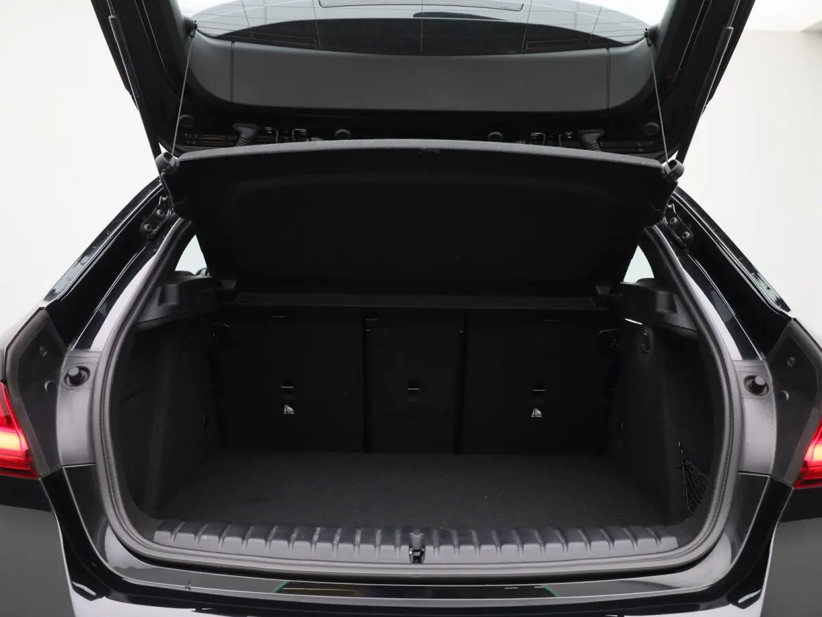 120i Business Edition | M-Sport 50 Jahre | Automaat | Apple Carplay / Android Auto | Navigatie | Stoel/Stuur verwarming | M-Aerodynamica | Half leder | Virtual cockpit | Cruise Control | Par