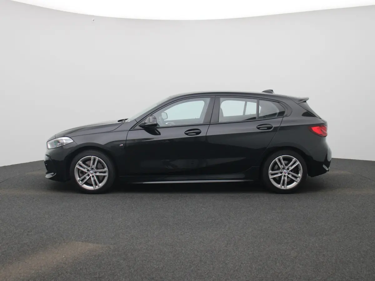 120i Business Edition | M-Sport 50 Jahre | Automaat | Apple Carplay / Android Auto | Navigatie | Stoel/Stuur verwarming | M-Aerodynamica | Half leder | Virtual cockpit | Cruise Control | Par