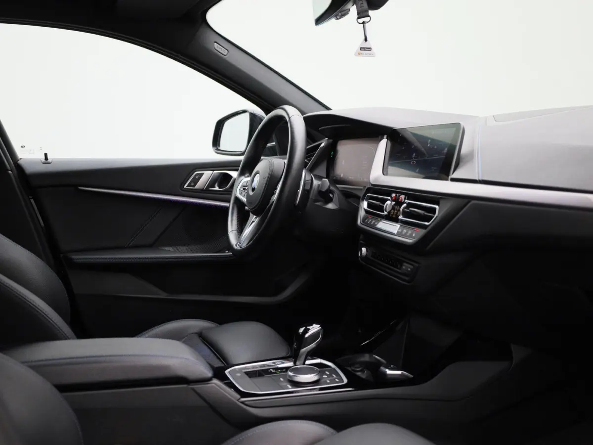 120i Business Edition | M-Sport 50 Jahre | Automaat | Apple Carplay / Android Auto | Navigatie | Stoel/Stuur verwarming | M-Aerodynamica | Half leder | Virtual cockpit | Cruise Control | Par