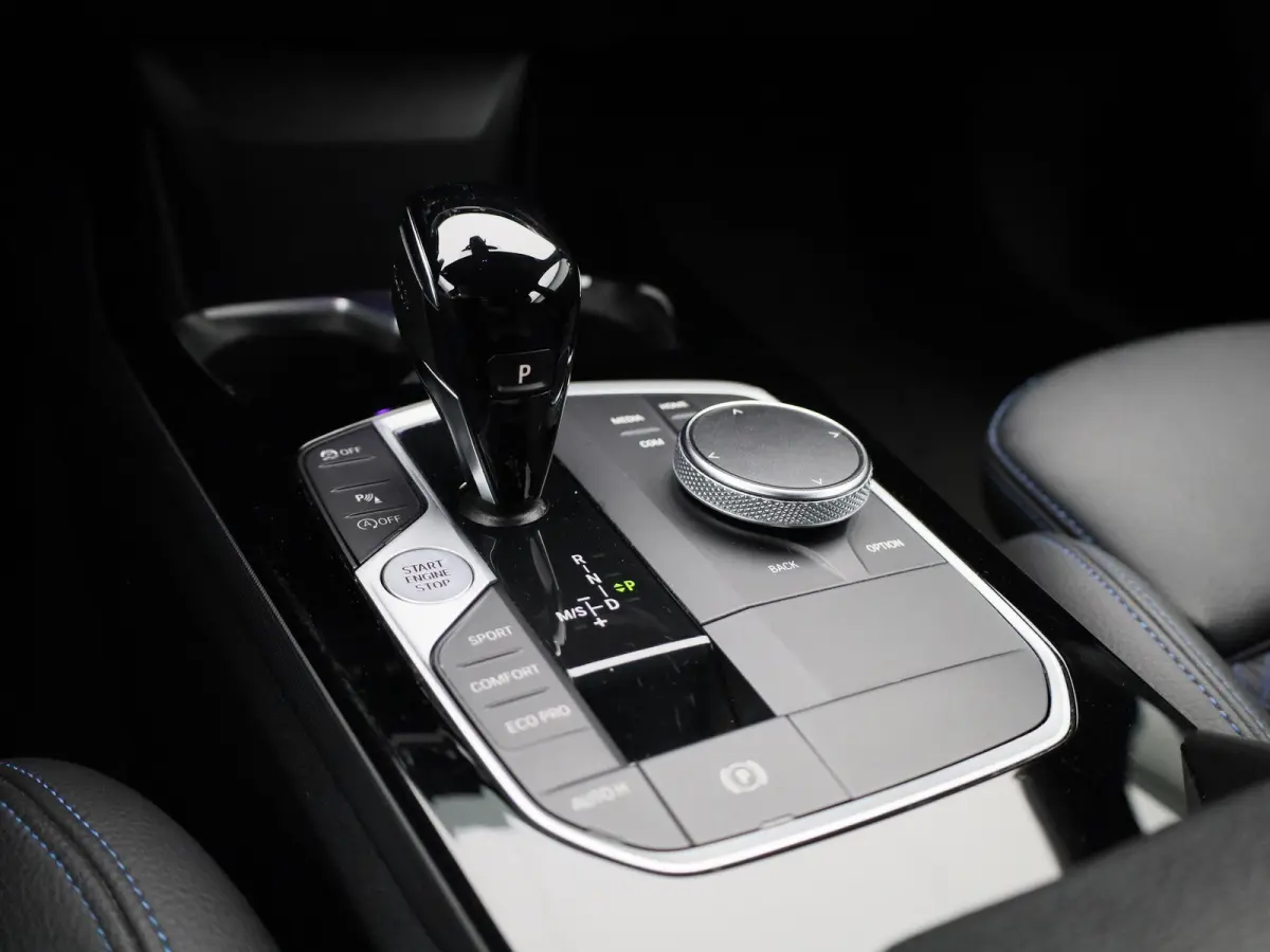 120i Business Edition | M-Sport 50 Jahre | Automaat | Apple Carplay / Android Auto | Navigatie | Stoel/Stuur verwarming | M-Aerodynamica | Half leder | Virtual cockpit | Cruise Control | Par