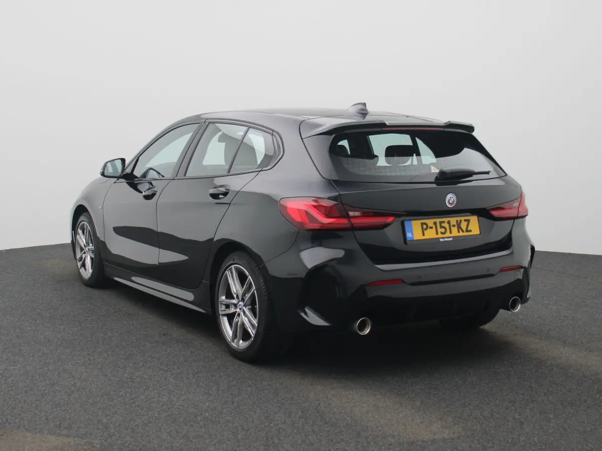120i Business Edition | M-Sport 50 Jahre | Automaat | Apple Carplay / Android Auto | Navigatie | Stoel/Stuur verwarming | M-Aerodynamica | Half leder | Virtual cockpit | Cruise Control | Par