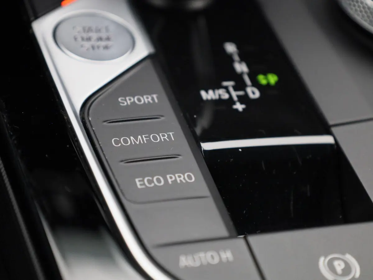 120i Business Edition | M-Sport 50 Jahre | Automaat | Apple Carplay / Android Auto | Navigatie | Stoel/Stuur verwarming | M-Aerodynamica | Half leder | Virtual cockpit | Cruise Control | Par