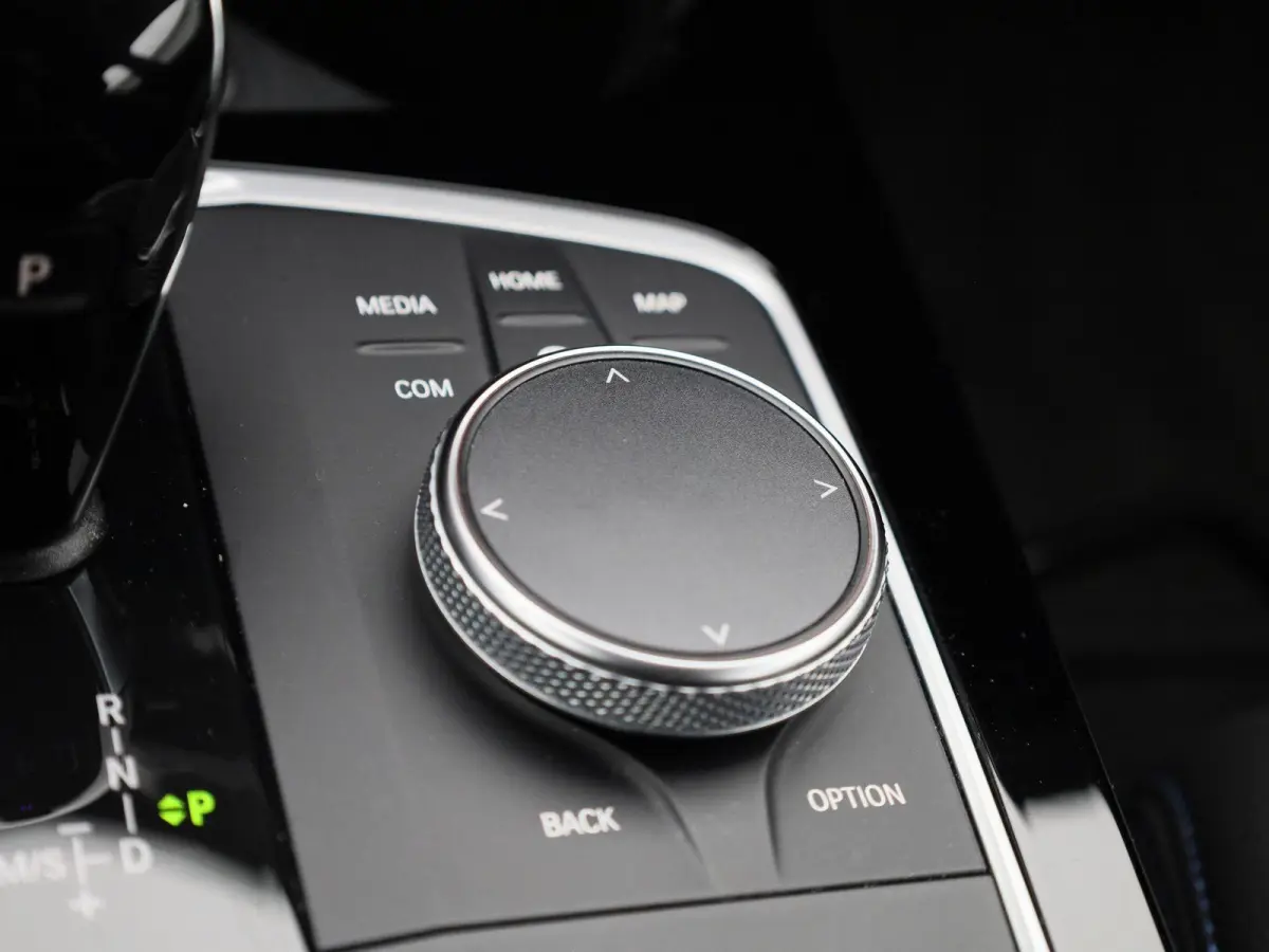 120i Business Edition | M-Sport 50 Jahre | Automaat | Apple Carplay / Android Auto | Navigatie | Stoel/Stuur verwarming | M-Aerodynamica | Half leder | Virtual cockpit | Cruise Control | Par