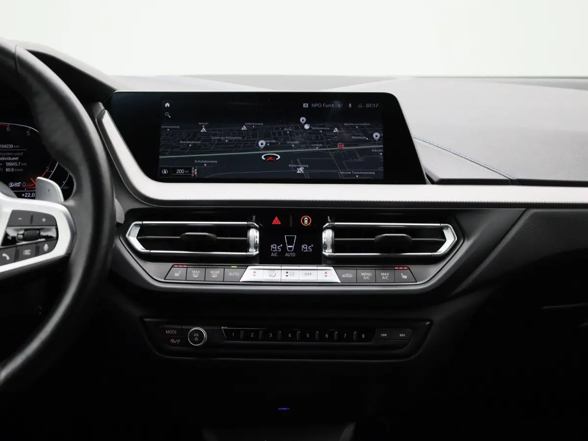 120i Business Edition | M-Sport 50 Jahre | Automaat | Apple Carplay / Android Auto | Navigatie | Stoel/Stuur verwarming | M-Aerodynamica | Half leder | Virtual cockpit | Cruise Control | Par