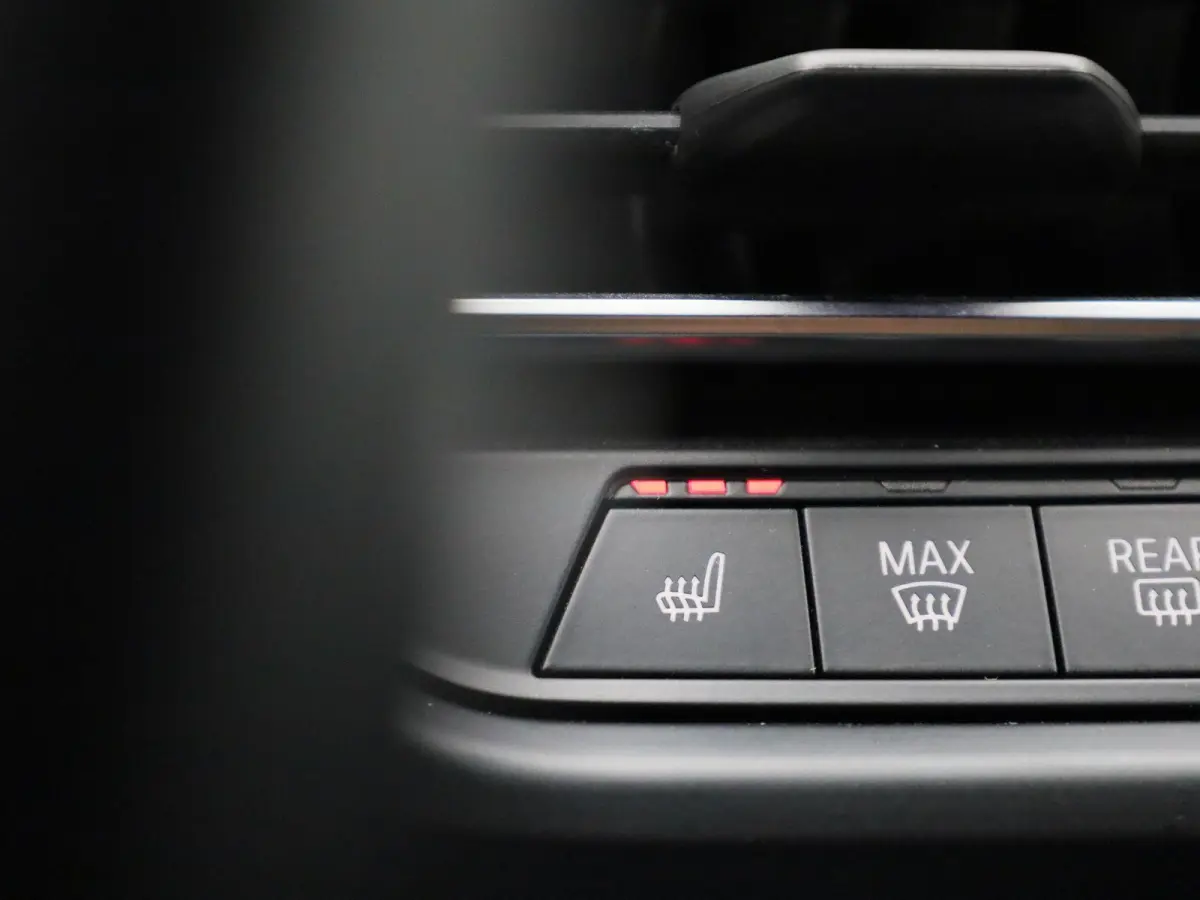 120i Business Edition | M-Sport 50 Jahre | Automaat | Apple Carplay / Android Auto | Navigatie | Stoel/Stuur verwarming | M-Aerodynamica | Half leder | Virtual cockpit | Cruise Control | Par