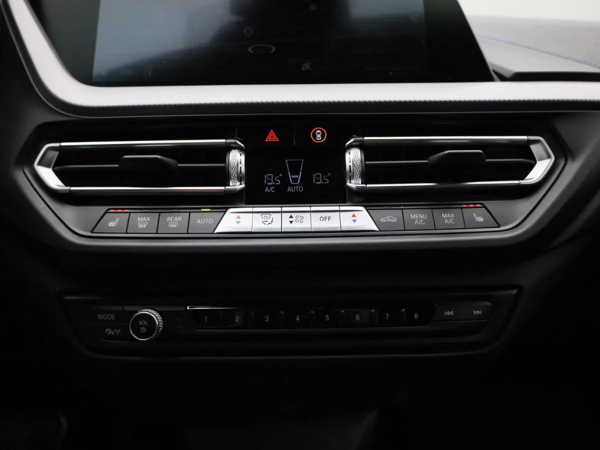 120i Business Edition | M-Sport 50 Jahre | Automaat | Apple Carplay / Android Auto | Navigatie | Stoel/Stuur verwarming | M-Aerodynamica | Half leder | Virtual cockpit | Cruise Control | Par