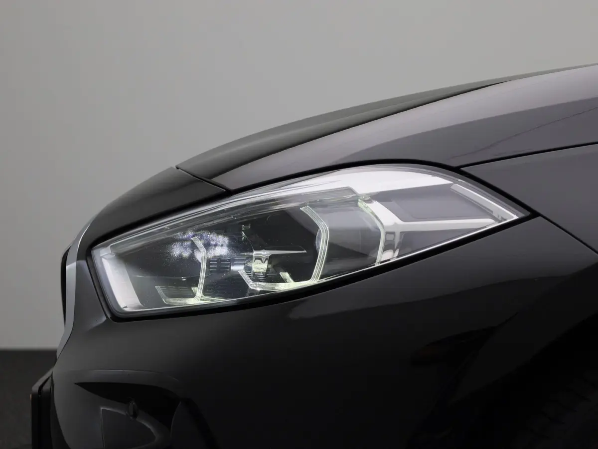 120i Business Edition | M-Sport 50 Jahre | Automaat | Apple Carplay / Android Auto | Navigatie | Stoel/Stuur verwarming | M-Aerodynamica | Half leder | Virtual cockpit | Cruise Control | Par
