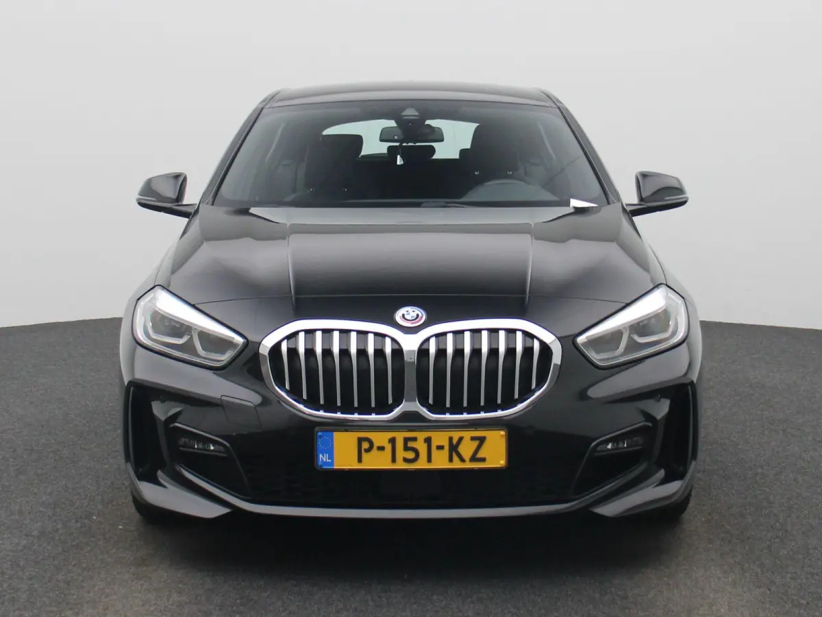 120i Business Edition | M-Sport 50 Jahre | Automaat | Apple Carplay / Android Auto | Navigatie | Stoel/Stuur verwarming | M-Aerodynamica | Half leder | Virtual cockpit | Cruise Control | Par