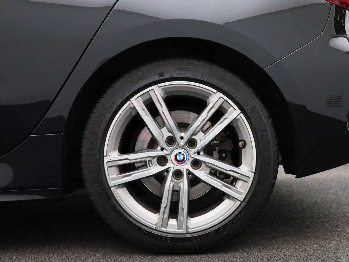120i Business Edition | M-Sport 50 Jahre | Automaat | Apple Carplay / Android Auto | Navigatie | Stoel/Stuur verwarming | M-Aerodynamica | Half leder | Virtual cockpit | Cruise Control | Par