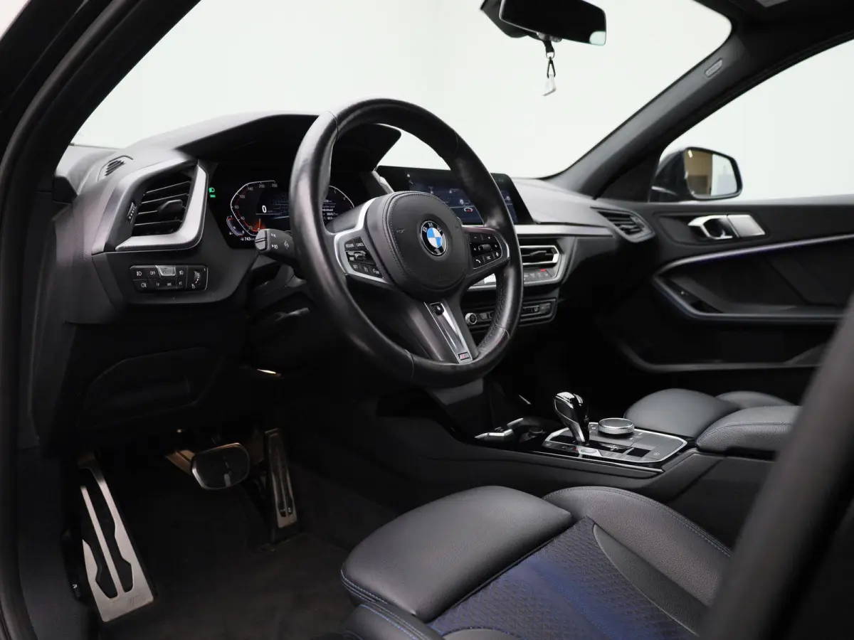 120i Business Edition | M-Sport 50 Jahre | Automaat | Apple Carplay / Android Auto | Navigatie | Stoel/Stuur verwarming | M-Aerodynamica | Half leder | Virtual cockpit | Cruise Control | Par