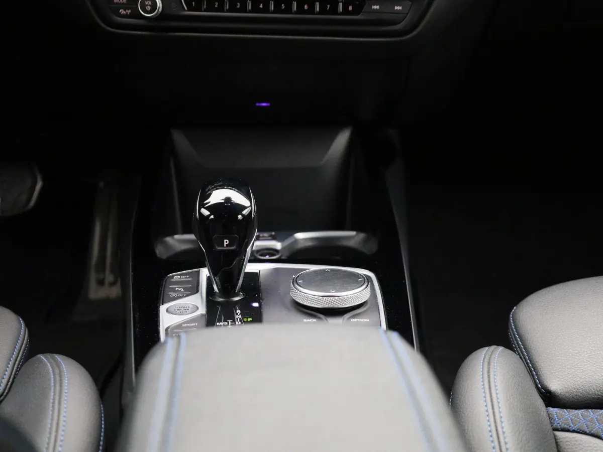 120i Business Edition | M-Sport 50 Jahre | Automaat | Apple Carplay / Android Auto | Navigatie | Stoel/Stuur verwarming | M-Aerodynamica | Half leder | Virtual cockpit | Cruise Control | Par