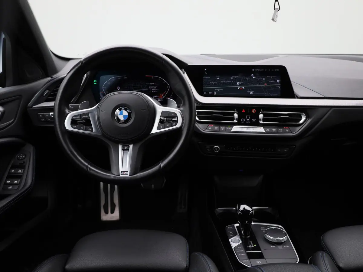 120i Business Edition | M-Sport 50 Jahre | Automaat | Apple Carplay / Android Auto | Navigatie | Stoel/Stuur verwarming | M-Aerodynamica | Half leder | Virtual cockpit | Cruise Control | Par