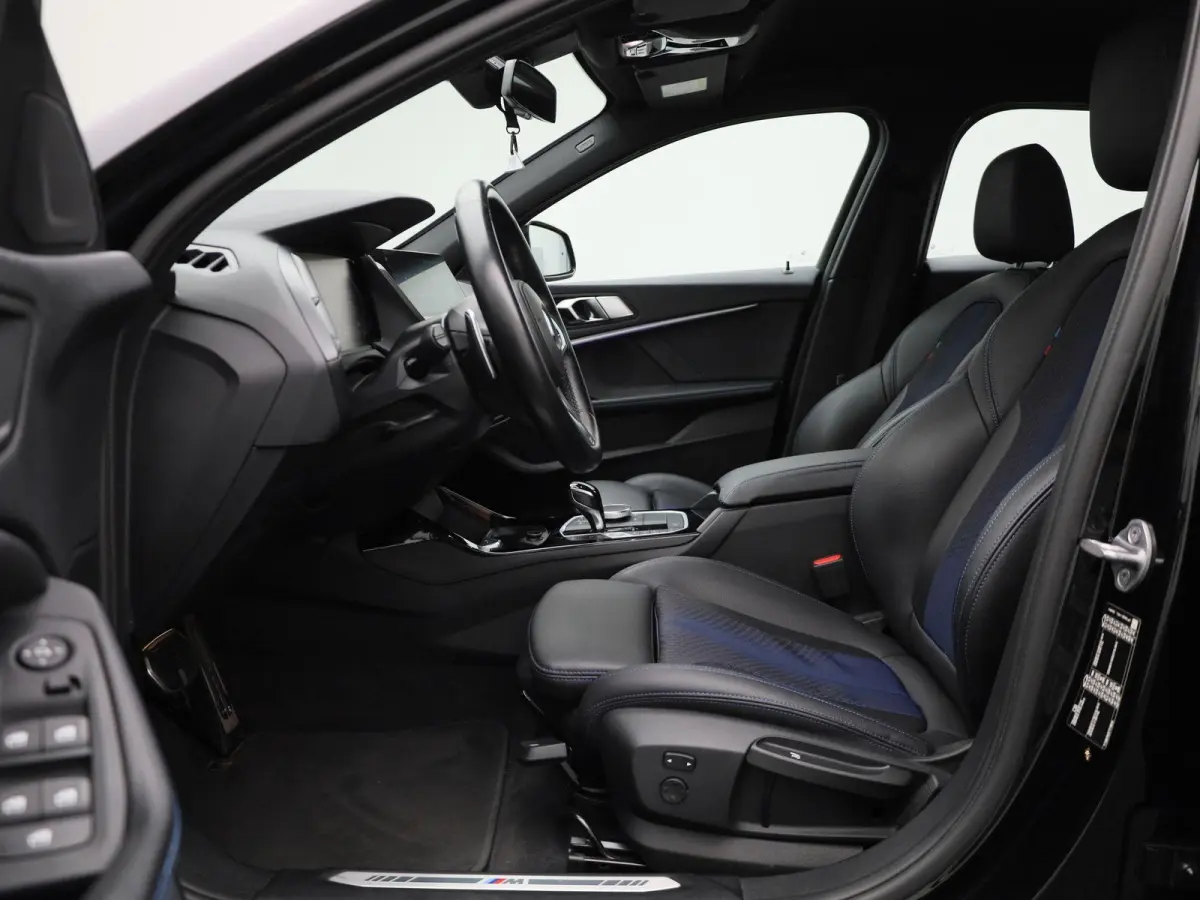 120i Business Edition | M-Sport 50 Jahre | Automaat | Apple Carplay / Android Auto | Navigatie | Stoel/Stuur verwarming | M-Aerodynamica | Half leder | Virtual cockpit | Cruise Control | Par