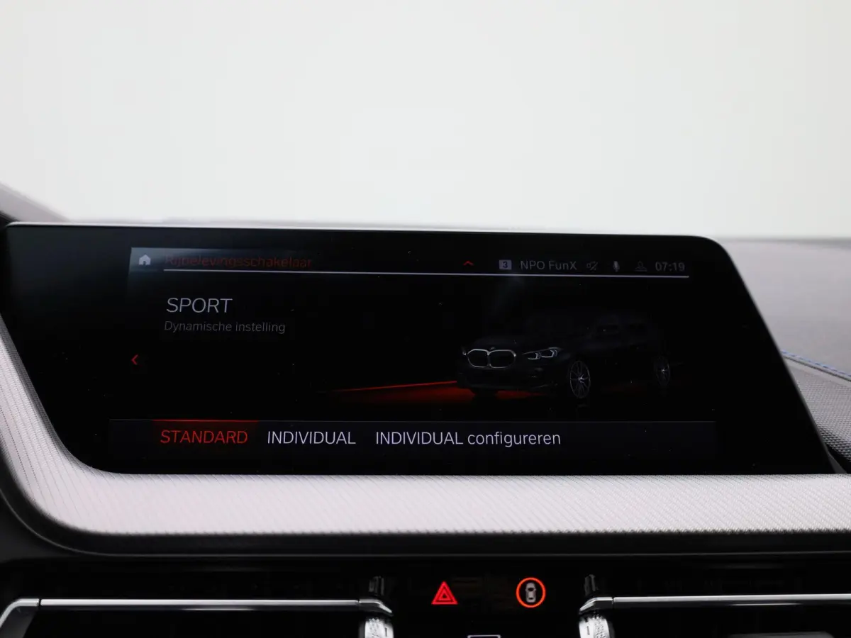 120i Business Edition | M-Sport 50 Jahre | Automaat | Apple Carplay / Android Auto | Navigatie | Stoel/Stuur verwarming | M-Aerodynamica | Half leder | Virtual cockpit | Cruise Control | Par