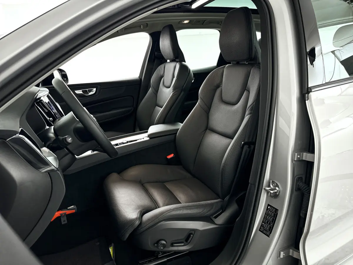 T6 Plug-in hybrid AWD Plus Dark | Panoramadak | 360° camera | Elektrische stoelen | Stoel- en stuurverwarming | Trekhaak