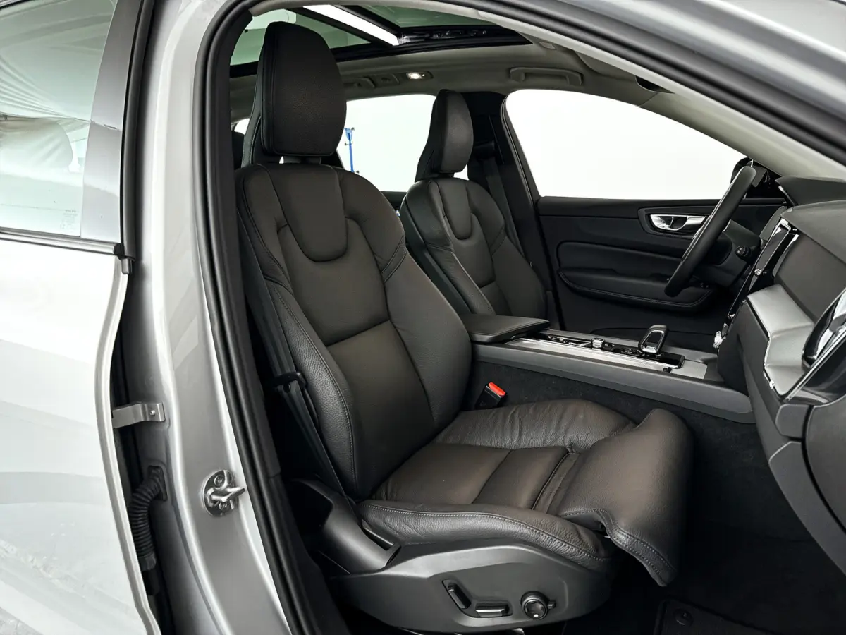T6 Plug-in hybrid AWD Plus Dark | Panoramadak | 360° camera | Elektrische stoelen | Stoel- en stuurverwarming | Trekhaak