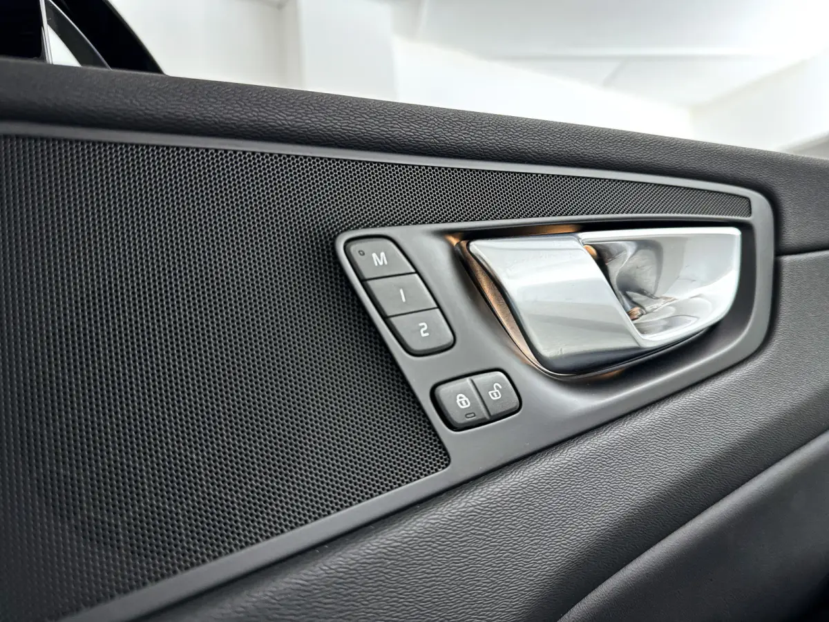 T6 Plug-in hybrid AWD Plus Dark | Panoramadak | 360° camera | Elektrische stoelen | Stoel- en stuurverwarming | Trekhaak
