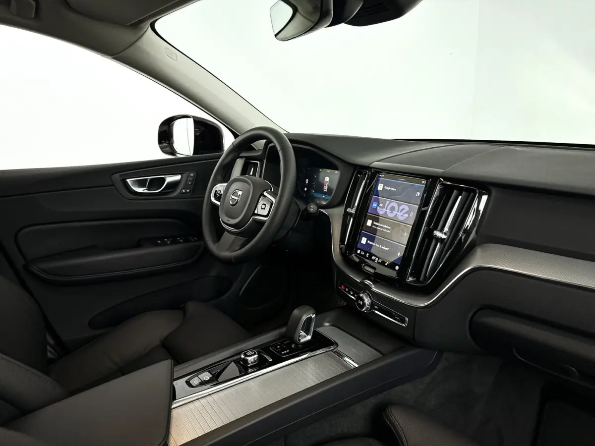 T6 Plug-in hybrid AWD Plus Dark | Panoramadak | 360° camera | Elektrische stoelen | Stoel- en stuurverwarming | Trekhaak