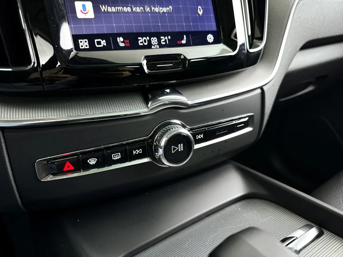 T6 Plug-in hybrid AWD Plus Dark | Panoramadak | 360° camera | Elektrische stoelen | Stoel- en stuurverwarming | Trekhaak