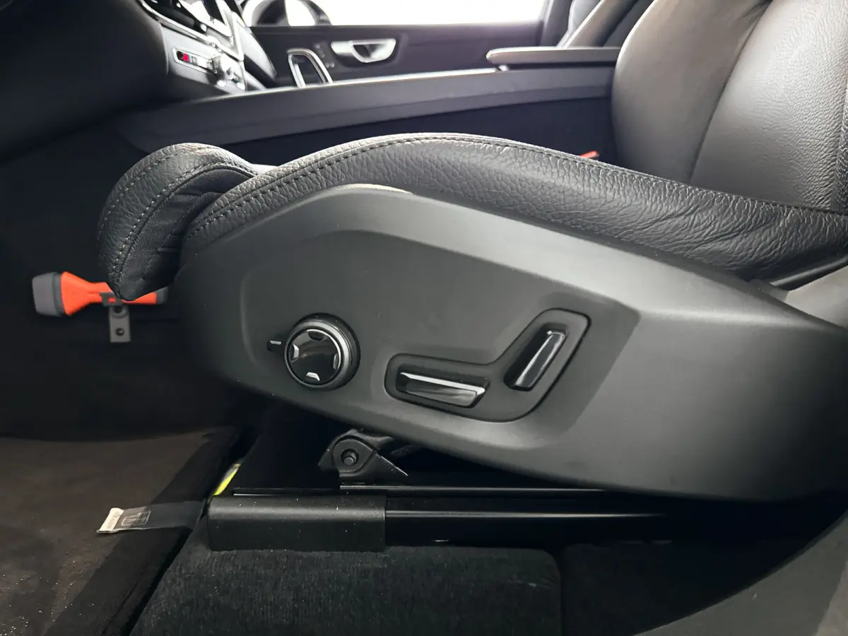 T6 Plug-in hybrid AWD Plus Dark | Panoramadak | 360° camera | Elektrische stoelen | Stoel- en stuurverwarming | Trekhaak