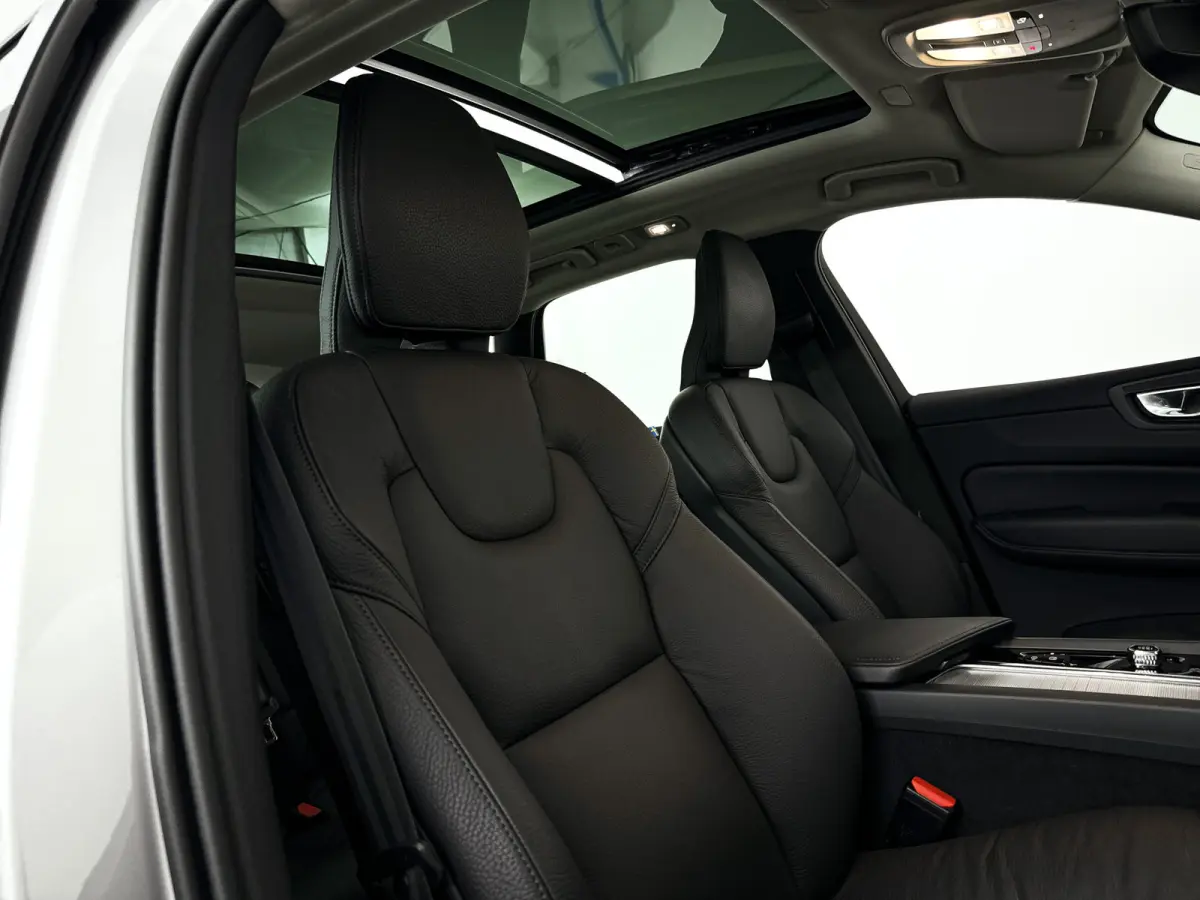 T6 Plug-in hybrid AWD Plus Dark | Panoramadak | 360° camera | Elektrische stoelen | Stoel- en stuurverwarming | Trekhaak