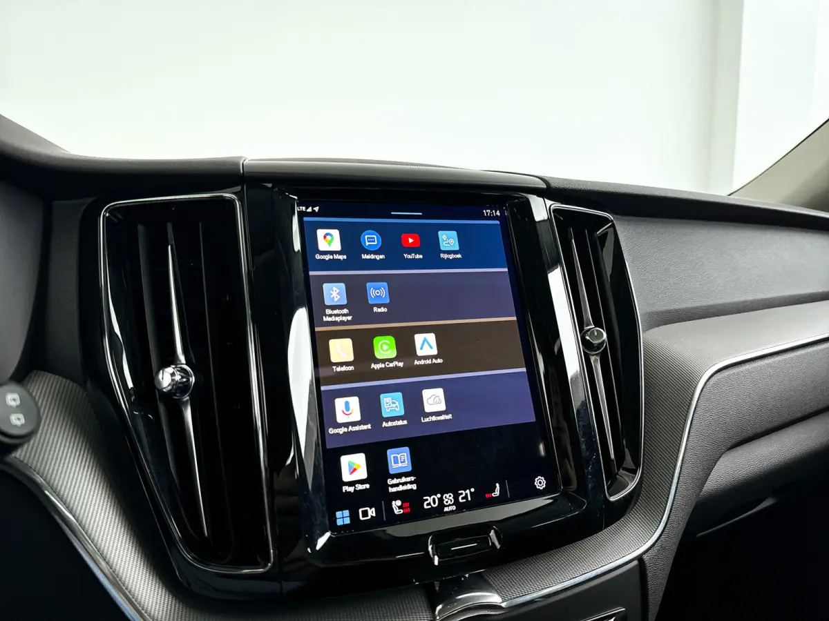 T6 Plug-in hybrid AWD Plus Dark | Panoramadak | 360° camera | Elektrische stoelen | Stoel- en stuurverwarming | Trekhaak