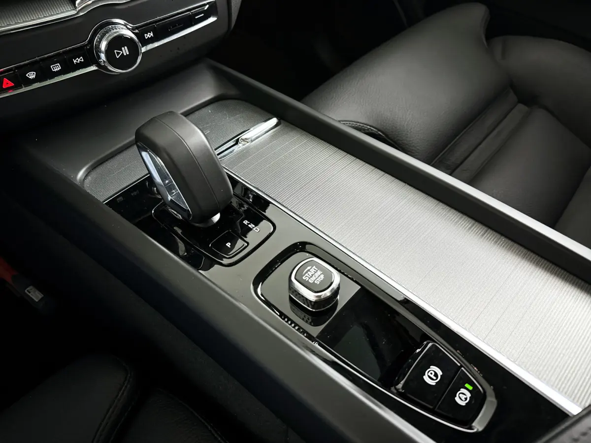 T6 Plug-in hybrid AWD Plus Dark | Panoramadak | 360° camera | Elektrische stoelen | Stoel- en stuurverwarming | Trekhaak