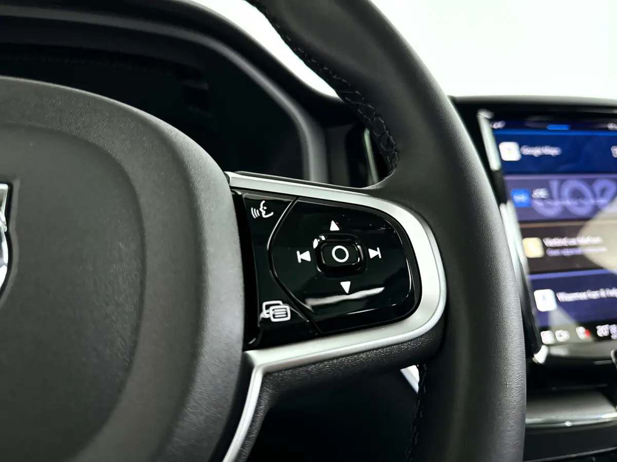 T6 Plug-in hybrid AWD Plus Dark | Panoramadak | 360° camera | Elektrische stoelen | Stoel- en stuurverwarming | Trekhaak